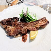 La Brianza - 仔羊肩ローススコッタディートフランボワーズなど用いたグレモラータソースで爽やかに。少しお久しぶりの仔羊嬉しい(^^) 骨付き肩ロースボリュームたっぷりですね☆ ソースの爽やかさ後味すっきり美味でした～