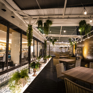 [Terrace seats] A resort space where you can rest assured even in the rain with a flowing waterfall