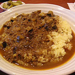 ムーンボウ - 水木の茄子と挽き肉のカレー。ピクルスも旨い！