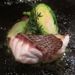 トラットリア・アルベロ - 鹿児島産真鯛の低温長時間火入れ　バジルソース　芽キャベツ　タラの芽　椎茸と共に