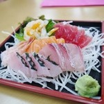 １階の市場で買った刺身500円