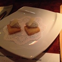 シノワ 渋谷店 - アミューズ。クッキーにゴルゴンゾーラと林檎を乗せて