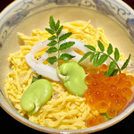 祇園 なん波 - 錦糸玉子の上に空豆 いくら 白魚 山椒の葉が乗って大変鮮やか