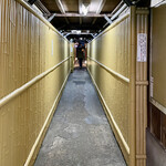 祇園 なん波 - 四条通に竹垣の路地が忽然と現れます