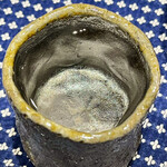 カネヒデ小林商店 - 備前焼に熱燗を注いで照りを楽しみつつ三食丼をアテにしました