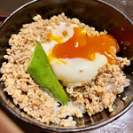 鳥田中 - 卵は半熟なので潰して混ぜると更に美味しくなります