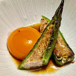 鳥田中 - 万願寺唐辛子肉詰　田中農場の卵黄を潰して絡めていただきます