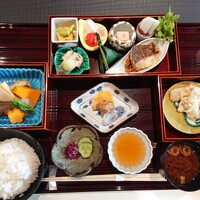 酒と二十四節気料理 きのえね omoya - 開業記念の春慶箱盛り膳3300円
                    ドリンク、酒粕のチーズケーキ、煎茶付き