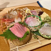 魚の中俣 銀座 - 刺身5点盛り：島根の天然鮪、瀬戸内の天然真鯛、江戸前の天然スズキ、五島列島のカンパチ、北海道 熊石の牡丹海老