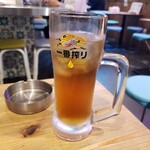 大衆食堂 きりんホール - 麦茶です。テーブルには灰皿がありました。私はタバコの煙が苦手。