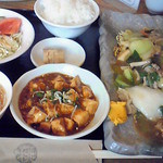 中国家庭料理 桃 - 日替わりランチ800円（牛肉と青菜のあんかけ焼きそば、麻婆豆腐）