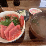 MAGURO GARAGE - ハーフ&ハーフ（づけ4枚&鉄火4枚）
      500円＋550円　味噌汁、小鉢付き