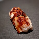 たかおか - 持てないほど柔らかく蒸された穴子。ツメがメチャクチャ美味しい。