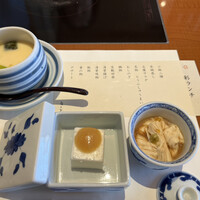 梅の花 横浜スカイビル店 - 小鉢2種と茶碗蒸しが最初に並びました