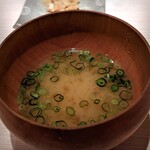 たかおか - 海老出汁のお味噌汁も、またまた青葱・白葱で2杯頂き、腹パン極まる。