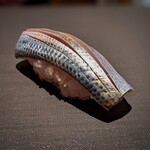 たかおか - 安倍大将によるコハダ。強めに占めて、海老のおぼろをかましている。メチャクチャ美味しい。この、海老のおぼろは高岡さんでオンメニュー♡　おぼろ巻を次回食べさせていただくお約束ヽ(^o^)丿♡