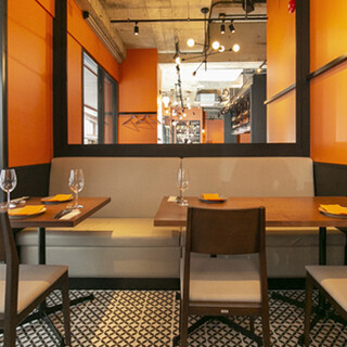 テーブル席とカウンター席。天気のいい日にはテラスもおすすめ。