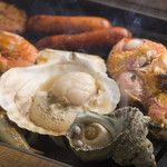 浜焼き しんちゃん - 内観写真:テーブル設置されたコンロでお好きな魚介を自分好みに焼いてお召し上がり下さい♪