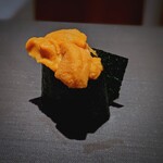 たかおか - たかおかさんで頂く雲丹が一番好き。塩水から引き上げられて、ざるの上で丁寧に水切りされる。