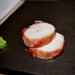 たかおか - この日も唯一無二の塩茹での蛸からスタート。