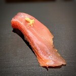 たかおか - 一貫目はご挨拶の強力「金目鯛」。脂の乗りが最高でそれを楽しめる濃い目の味付け。ヤバイです。