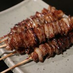 プロレス居酒屋　がむしゃら - 友人は体質的に普通のお肉(豚バラ等)が苦手、鳥皮とホルモンは食べられるのでこの日は皮多め！