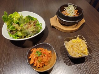 h Yakiniku utsuki - タン・ハラミコース　(キムチ・モヤシナムル・煮込み・サラダ)