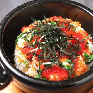 There are also plenty of a la carte dishes such as kimchi and stone-grilled bibimbap. Fresh horse sashimi too◎