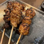 Kushiyaki Rakushu Moja - つくね、ハツモト、皮、、だったかな？