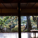 Tamatsukuri Onsen Yunosuke No Yado Chourakuen - 庭園めぐりの途中にはおやすみ処も