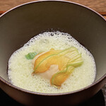 Denkushifurori - 豆 花ズッキーニ
                        花ズッキーニの中には帆立の真薯、グリーンピースの温かな摺流しのスープ、これは美味しい！
                        真薯がハンペンの様にフワッフワ、その甘みがグリーンピースの摺流しの甘みと重なりいい味わい♪
