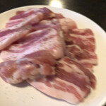 焼肉チャレンジャー - ブレブレの豚カルビ。脂が絶妙！味噌ダレに合う！