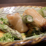 Denkushifurori - 銀鱈 アスパラガス 卵
                        オリジナルのタレで漬け焼きにした銀鱈が美味しい！
                        これだけでしたら完全に和食、ご飯が欲しくなります。
                        オランデールソースを合わせる所がここだけのオリジナルです！