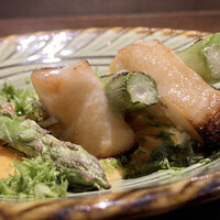 デンクシフロリ - 銀鱈 アスパラガス 卵
                      オリジナルのタレで漬け焼きにした銀鱈が美味しい！
                      これだけでしたら完全に和食、ご飯が欲しくなります。
                      オランデールソースを合わせる所がここだけのオリジナルです！