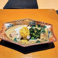 日本料理FUJI - 少し炙った伊勢海老、絶妙の火入れ、ブロッコリーの素揚げはパリパリと海苔のような薬味です