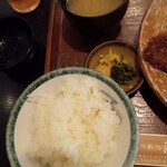 かつれつ飛鳥 - ご飯、漬物、味噌汁