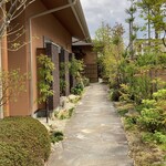 柚木元 - 玄関までのアプローチ