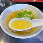 石山商店 - 少し濁ったスープはやや濃厚さが有って、清湯と鶏白湯の中間的な感じ