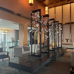 オリエンタルラウンジ - ロビーは桜の装飾