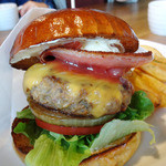 マグズカフェ - 2月限定 梅仕立て春のベーコンチーズバーガー（アップ）