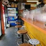 たごさく - 店内の自販機にはビールや日本酒も