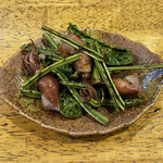 旬ものと日本酒 とみ笑 - ホタルイカとこごみ炒め