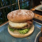 HANS IM GLÜCK German Burgergrill - KRAFTPAKET (Black pepper crust, bacon & sunny-side up egg)