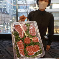 Morton's The Steakhouse 丸の内 - 丁寧な説明に笑顔を添えて