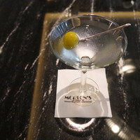 Morton's The Steakhouse 丸の内 - マティーニはグラスもオリーブもアメリカン・サイズ！！