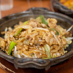 餃子の王将 - 2022.4 鉄板焼肉ガーリックソース和え（748円）