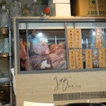 はせ川 - カウンター向こうには、お肉の保冷庫が…