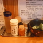 中華蕎麦 とみ田 - テーブル上はこんな感じ