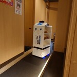 京城苑 - コーナーで体制を整える為フリフリ中！配膳ロボット京ちゃん