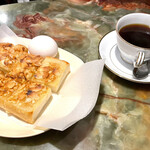 173075558 - 右:アーモンド・トースト(¥470)                             左:はまもとブレンドコーヒー(¥450)